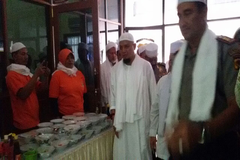 Ustaz Arifin Ilham saat tiba di Polresta Bogor Kota, Polda Jawa Barat untuk mengikuti Istighasah Nusantara Bersatu, Kamis (1/12).