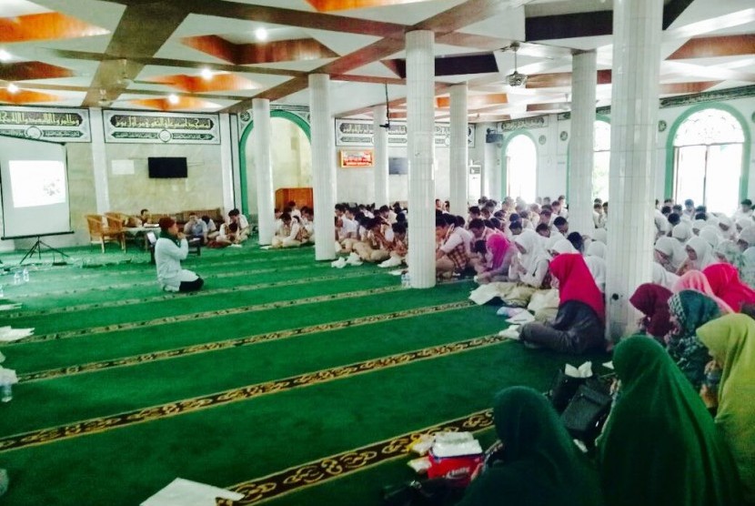 Ustaz Azzimam Aulia Rahman mengisi acara Career Day yang diadakan SMA Bosowa Bina Insani (SBBI) Bogor.