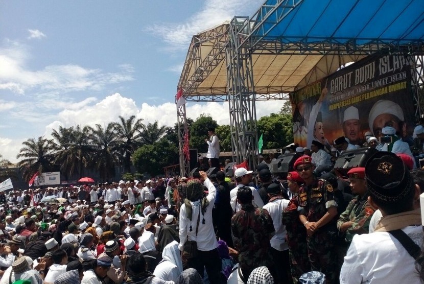 Ustadz Felix Siauw memberikan tausiyah kepada ribuan umat Islam saat mengikuti reuni 212 di Monumen Nasional, Jakarta, Sabtu (2/12).