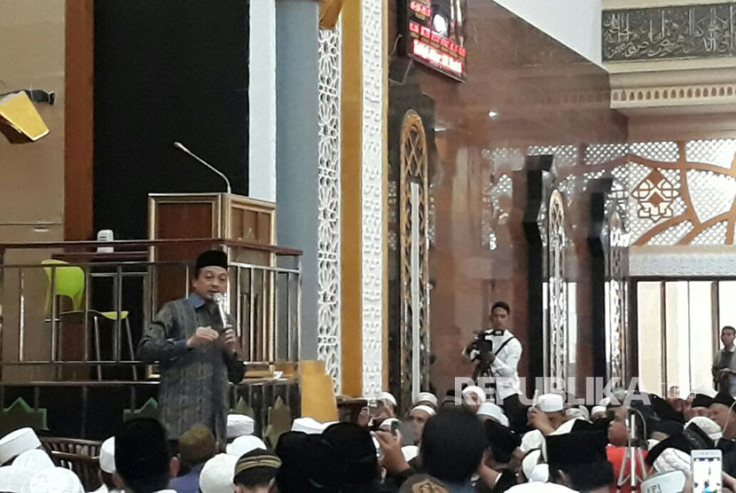 Ustaz Bachtiar Natsir menyampaikan tausiyah tentang Alquran di Masjid Hubbul Wathan Islamic Center NTB, Jumat (18/8).