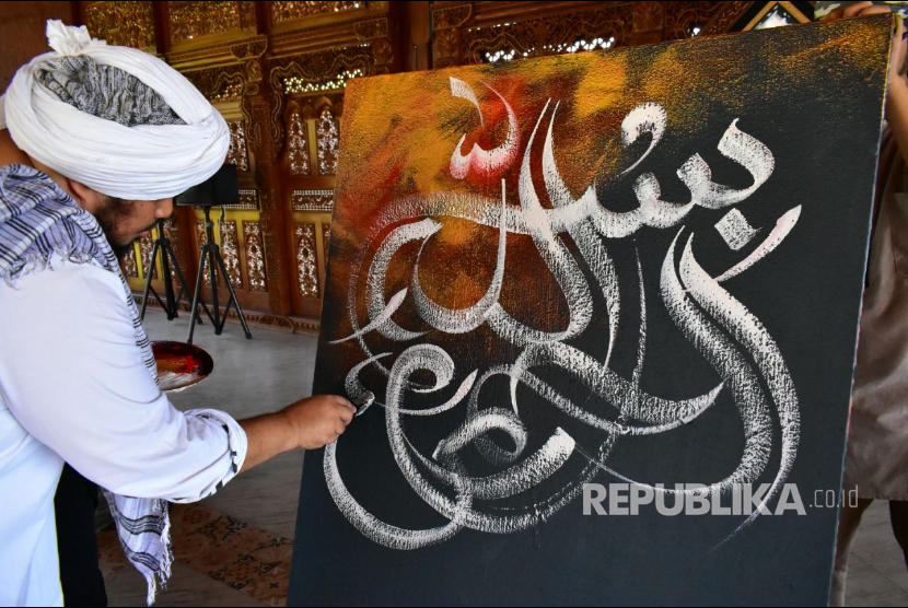Ustaz Derry Sulaiman melukis cepat kaligrafi lafaz Basmalah (ilustrasi).  Basmalah adalah kalimat agung dengan makna yang mendalam 