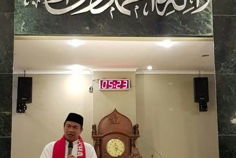 Ustaz Dr Syamsul Yakin MA saat mengisi pengajian Shubuh di Masjid Al-Syarif BSD, Tangsel, Kamis (1/3).