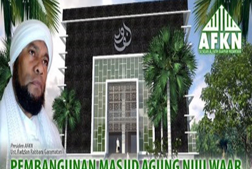 Ustaz Fadhlan Gharamatan dengan latar belakang rencana pembangunan Masjid Agung Nuu Waar.