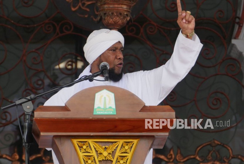 Ustaz Fadlan Garamatan saat memberikan tausiah dalam Tabligh Akbar di Masjid Raya Baiturrahman Banda Aceh, Ahad (15/4).