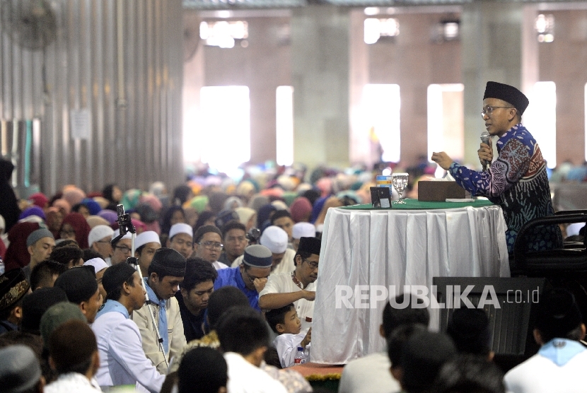 Ustaz Fatih Karim Isi Ceramah Kajian Tauhid Ahad Pagi Republika Online