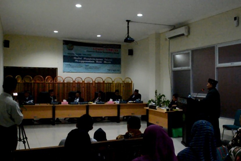 Ustaz Hasan Basri Tanjung mengikuti Sidang Terbuka Pascasarjana Pendidikan Islam Universitas Ibnu Khaldun Bogor