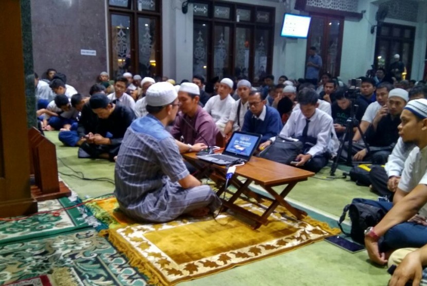 Ustaz Hepi Andi Bastoni mengisi kajian Sirah Nabawiyah/ Sirah Sahabat di Masjid Alumni IPB Bogor.