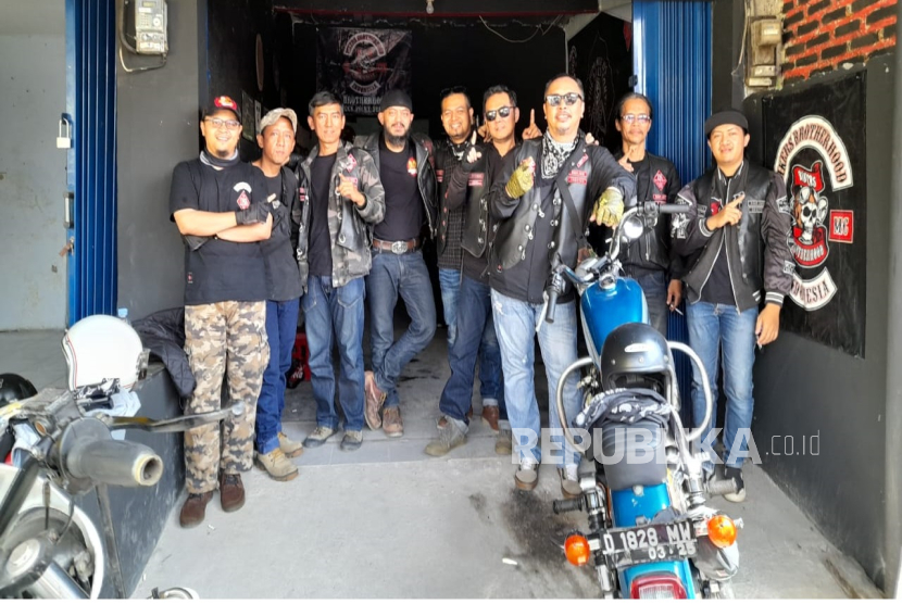 Ustaz M Arief Mulyadi (paling kiri) bersama dengan komunitas bikers di Subang, Jawa Barat.