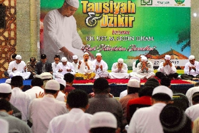 Ustaz M. Arifin Ilham memberikan tausiyah kepada anggota majelis Az Zikra di Jakarta, Jumat (27/7).