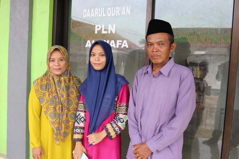 Ustaz Malik bersama istri, Ustazah Siti Robiah mulai mengajar baca Alquran pada anak-anaknya dan anak tetangganya. 