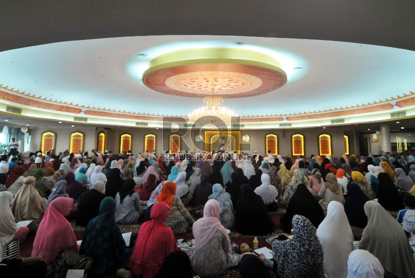  Ustaz Muhammad Arifin Ilham memimpin majelis doa dan dzikir bersama di Masjid Al Latif Pasar Raya Blok M, Jakarta, Rabu (11/11).   (Republika/Rakhmawaty La'lang)