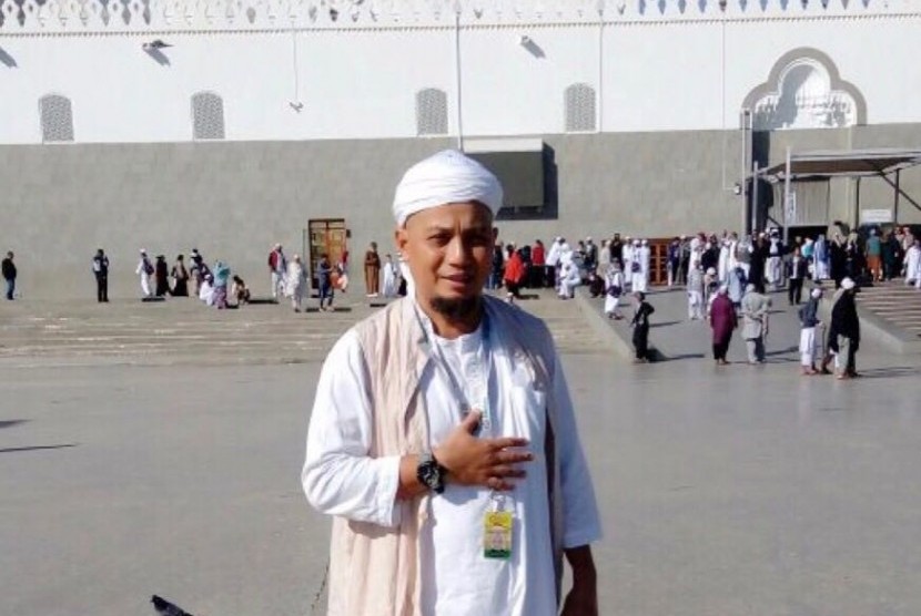 Ustaz Muhammad Arifin llham di depan Masjid Quba, Madinah.