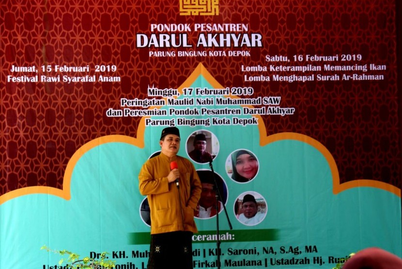 Ustaz Muhtaji Matridi,putra asli Kampung Parunbingung, Depok, memberikan tausiyah pada acara peringatan Maulid Nabi Muhammad SAW sekaligus peresmian dan peluncuran Ponpes Darul Akhyar. 