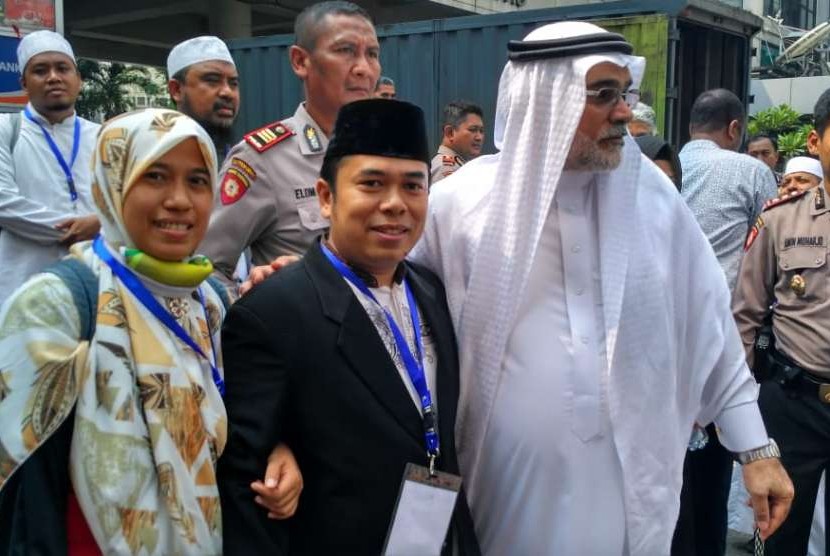 Ustaz Mulyadi (tengah) bersama Dubes Arab Saudi untuk Indonesia, Seikh Usamah (kanan).