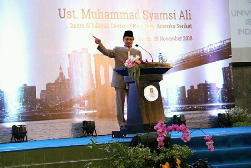 Ustaz Syamsi Ali saat memberi tausiyah di Tablig Akbar Islam di Amerika yang digelar Universitas Islam Indonesia (UII) di Auditorium Prof Abdulkahar Mudzakkir, Kamis (29/11).
