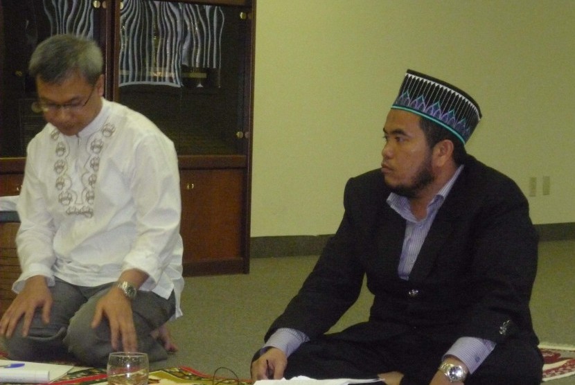 Ustaz Syamsul Arifin Nababan (kanan).