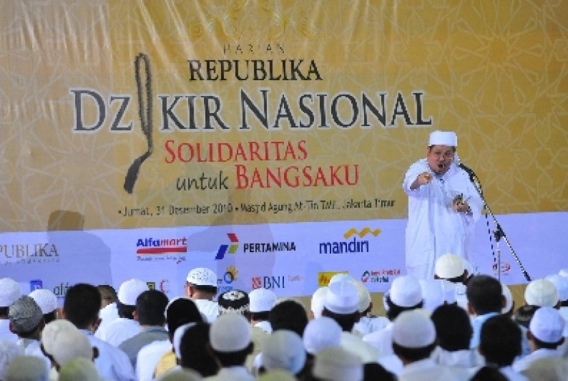Ustaz Tengku Zulkarnain saat mengisi tausiah di acara zikir nasional di Masjid At-Tin, Taman Mini Indonesia Indah, Jakarta (31/12).