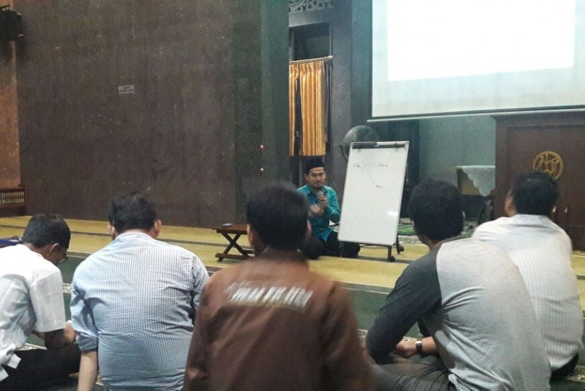 Ustaz Thuba Jazil mengupas kajian ekonomi syariah di Masjid Alumni IPB Bogor.