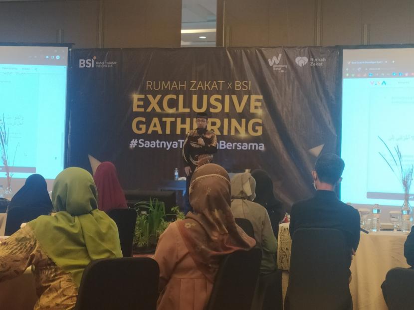 Ustaz Wijayanto memberikan tausyiah pada acara Exclusive Gathering #SaatnyaTumbuhBersama yang digelar Rumah Zakat dan Bank Syariah Indonesia (BSI) di Yogyakarta, Kamis (4/8/2022).