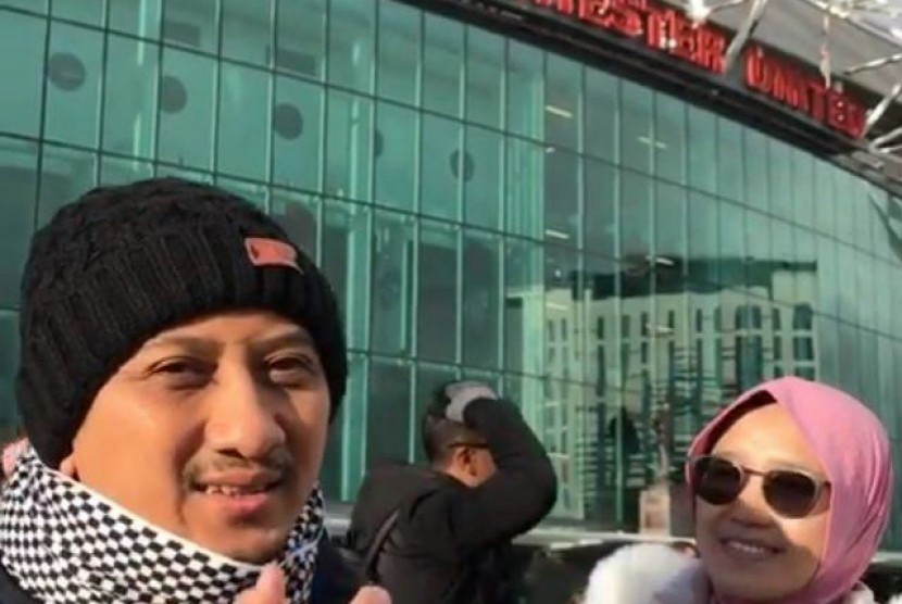 Ustaz Yusuf Mansur bersam Istri saat berada di stadion Manchester United, Inggris