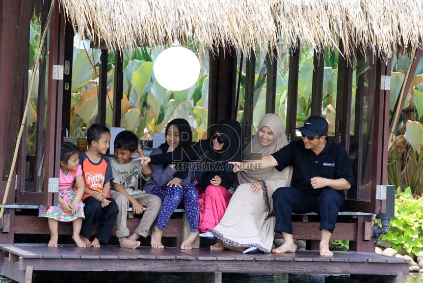 Ustaz Yusuf Mansur bersama istri Siti Maemunah Mansur dan anak-anaknya. 