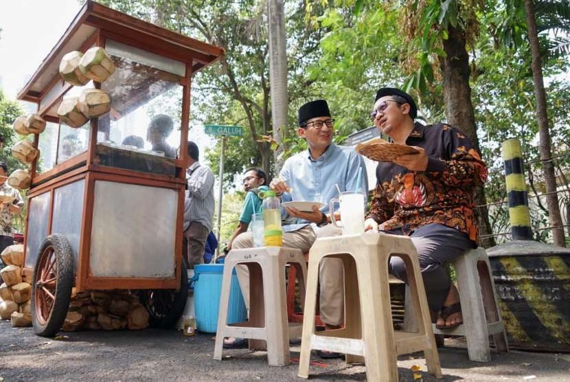 Ustaz Yusuf Mansur dan Sandiaga Salahuddin Uno santap siang bersama sebelum melaksanakan shalat jumat di Masjid At-Taqwa, Kebayoran Baru, Jakarta, Jumat (31/8).