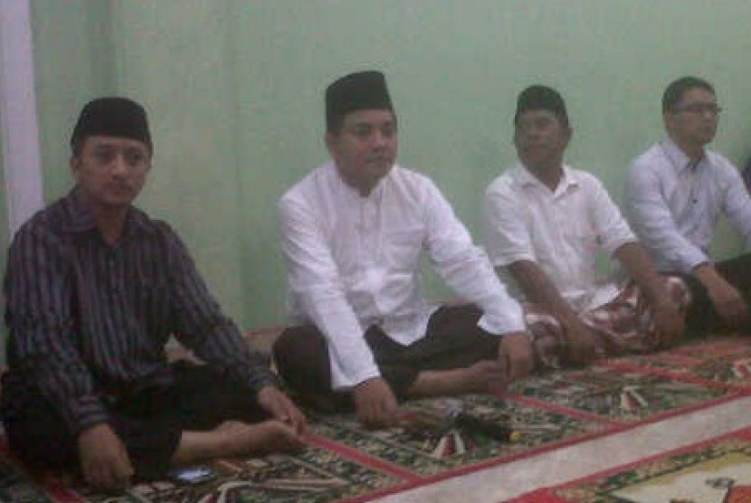 Ustaz Yusuf Mansur didamping tokoh masyarakat Riau, Jon Erizal saat meresmikan Rumah Penghafal Alquran di Bengkalis, Riau.