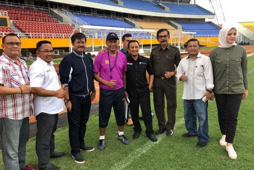 Ustaz Yusuf Mansur (keempat kanan) memegang bahu pelatih Sriwijaya FC Rahmad Darmawan di Stadion Gelora Sriwijaya Jakabaring, Selasa (20/2). Ustaz YM hadir bersama mantan pelatih timnas U-19 Indra Sjafri (ketiga kiri) untuk menjajaki kerja sama sponsorship dengan Sriwijaya FC.