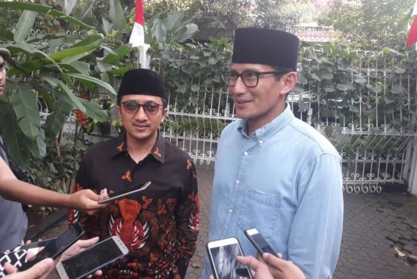 Ustaz Yusuf Mansur (kiri) dan bakal calon presiden Sandiaga Salahuddin Uno (kanan) menyampaikan keterangan ke awak media usai melaksanakan shalat Jumat di Masjid at-Taqwa, Jakarta, (31/8).