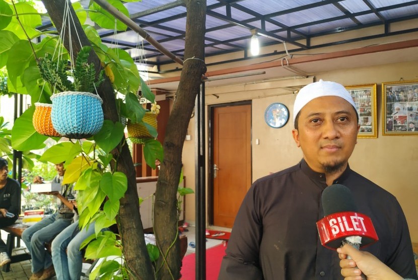 Ustadz Yusuf Mansur Kenang Ayah Sebagai Sosok Humoris. Ustadz Yusuf Mansur memberikan keterangan usai menguburkan almarhum ayah di Pesantren Tahfidz Daarul Quran, Tangerang, Kamis (13/2). 