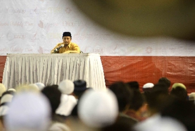  Ustaz Yusuf Mansur memberikan tausiyah dalam kajian Islam bulanan di Masjid Istiqlal Jakarta, Ahad (26/1).