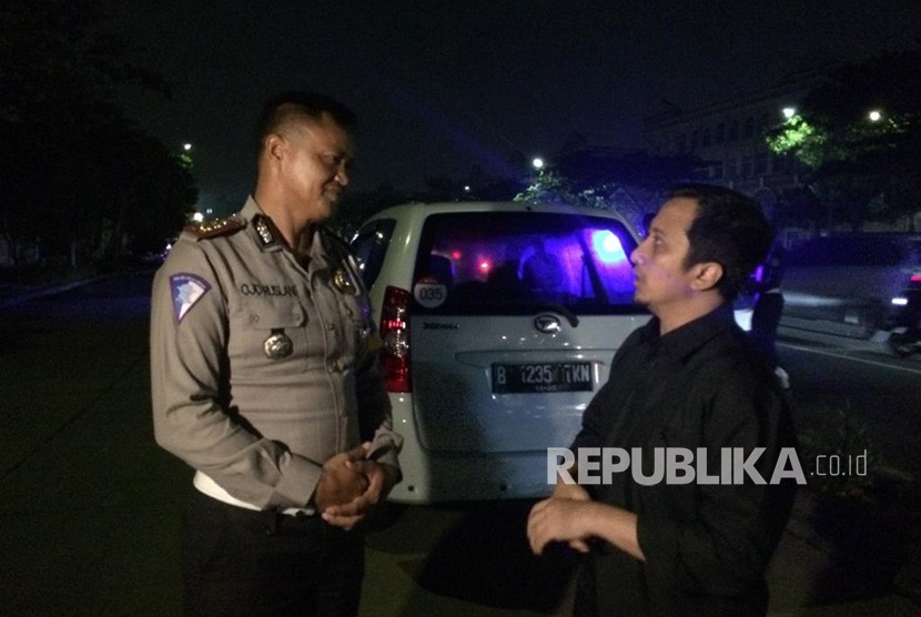 Ustaz Yusuf Mansur mengunjungi lokasi kecelakaan para santri di flyover Greenlake, Kecamatan Cipondoh, Kota Tangerang, Ahad (25/11) malam. 
