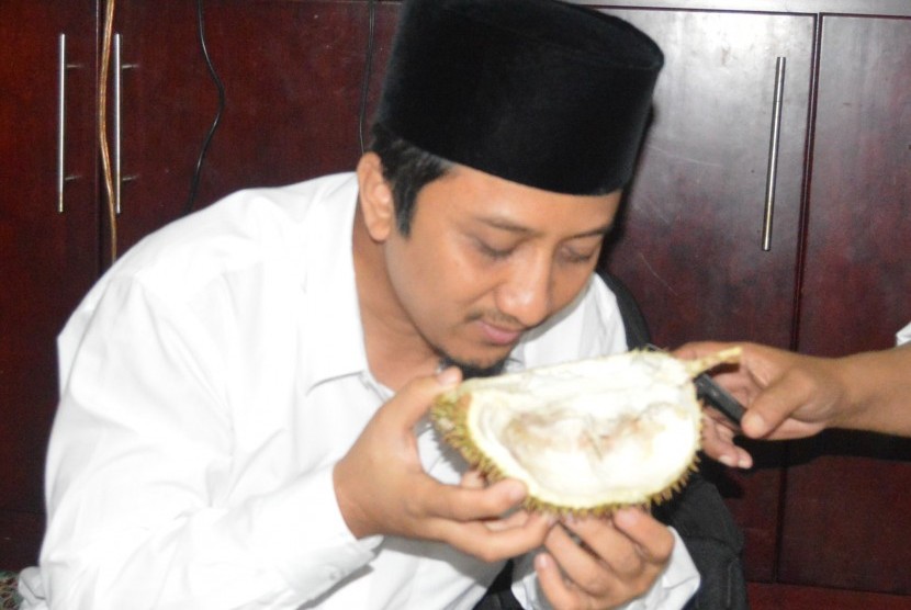 Ustaz Yusuf Mansur tengah menikmati durian usai memberi taushiyah pada Zikir Nasional Republika