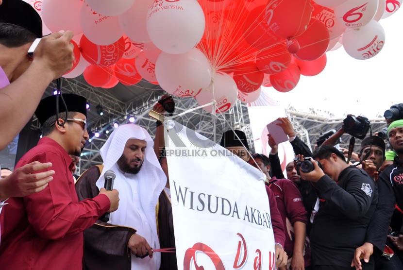  Ustaz Yusuf Mansyur bersama Imam Masjidil Haram dan Masjid Nabawi Syekh Saad Al Ghomidi, membuka acara wisuda akbar Indonesia Menghafal Qur'an (IMQ) ke-4 di Stadion Utama Gelora Bung Karno Senayan, Jakarta, Sabtu (30/3). (Republika/Rakhmawaty La'lang)