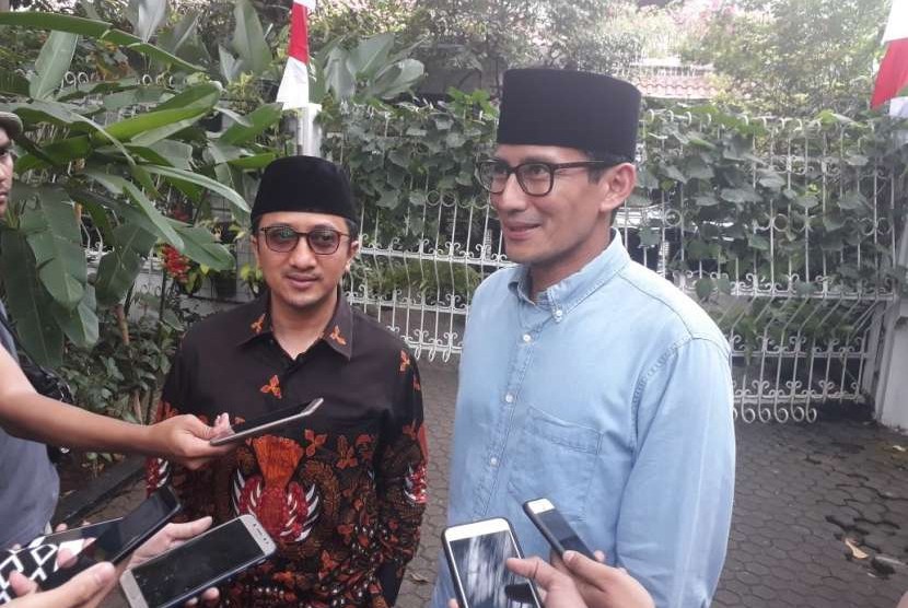 Ustaz Yusuf Mansyur (kiri) dan bakal calon wakil presiden Sandiaga Salahuddin Uno menyampaikan keterangan ke awak media usai melaksanakan shalat Jumat di Masjid At Taqwa, Kebayoran Baru, Jakarta, (31/8). 