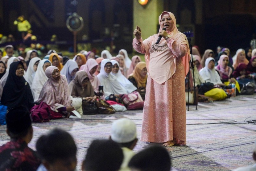 Ustazah Mamah Dedeh memberikan tausiyah saat acara Festival Republik dan Dzikir Nasional 2019 di Masjid Agung At- Tin, Jakarta, Selasa (31/12). Tausiyah tersebut membahas Muhasabah akhir tahun sebagai ajang untuk mengoreksi diri.