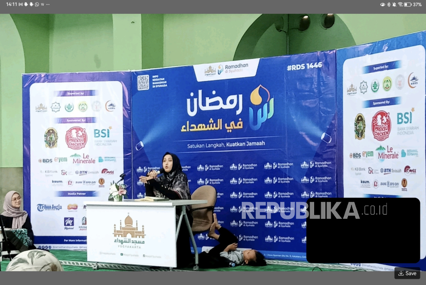 Ustazah Meyda Sefira saat mengisi kajian Ngaji Cantik: Muslimah Kuat di Era Digital di Masjid Syuhada, Yogyakarta, Ahad (2/3/3035).