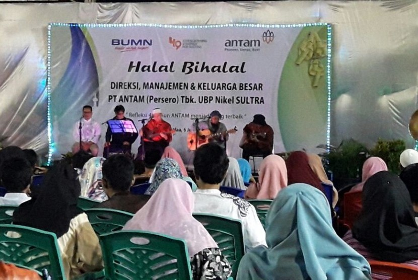 Ustaz Erick Yusuf dan Grup iHAQi Nasyid meramaikan acara halalbihalal ulang tahun PT Antam di Pomalaa, Sulawesi Tenggara, Kamis (6/7).
