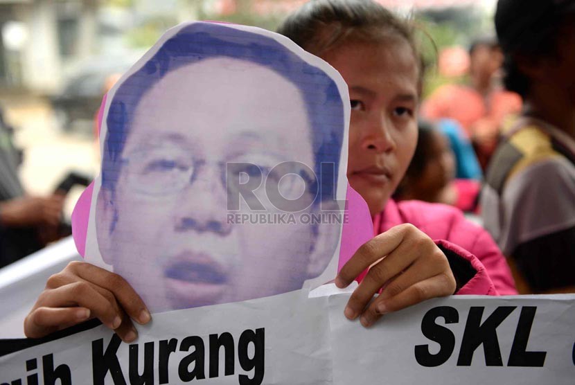 Usut Skandal BLBI. Demonstran dari Barisan Rakyat Sikat Koruptor membawa poster dan topeng saat unjuk rasa tentang BLBI di KPK, Jakarta, Selasa (26/8). (Republika/ Wihdan)