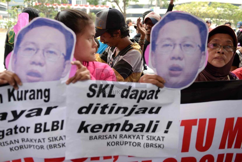 Usut Skandal BLBI. Demonstran dari Barisan Rakyat Sikat Koruptor membawa poster dan topeng saat unjuk rasa tentang BLBI di KPK, Jakarta, Selasa (26/8). (Republika/ Wihdan)