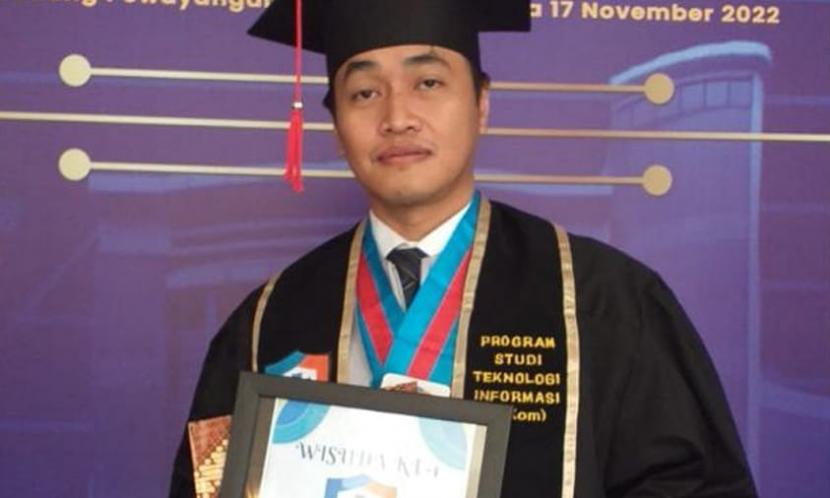 Utomo Adji Wisnubroto merupakan karyawan dari Bank Rakyat Indonesia (BRI), merasa bangga atas prestasi yang telah diraihnya, menjadi salah satu wisudawan terbaik pada wisuda pertama The First Fintech University in Indonesia BRI Institute.  
