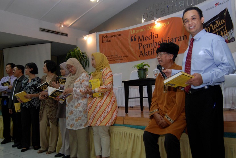 Utomo Dananjaya (2 kanan) di dampingi Rektor Universitas Paramadina, Anies Baswedan (kanan) 