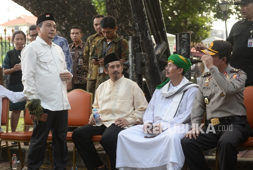 Utusan Aksi Damai 4 November Bachtiar Nasir (dari kiri), Muhammad Zaitun Rasmin, dan Misbahul Anam ditemani Kadiv Humas Polri Boy Rafly Amar (kanan) menunggu bertemu dengn perwakilan Pemerintah di Istana Merdeka, Jakarta, Jumat (4/11). 