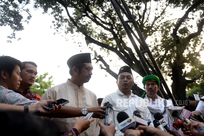 Utusan Aksi Damai 4 November Bachtiar Nasir (tengah), bersama Muhammad Zaitun Rasmin (kiri), dan Misbahul Anam melakukan konferensi pers sebelum bertemu dengan perwakilan Pemerintah di Istana Merdeka, Jakarta, Jumat (4/11). 