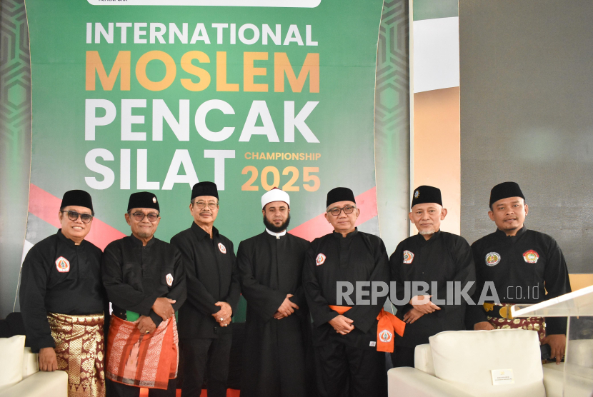 Utusan Al-Azhar Kairo yang ditugaskan di Indonesia Muhammad Basyir Fadhl Abu Said bersama Ketua Panitia International Moslem Pencak Silat Championship KH Ahmad Jamil dan sejumlah ulama dan pegiat pencak silat di lokasi kejuaraan.