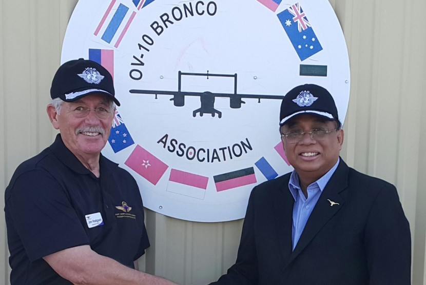 Utusan Khusus Menteri Perhubungan untuk International Civil Aviation Organization (ICAO), Indroyono Soesilo (kanan) disambut Chairman of OV-10 Bronco Association Jim Hodgson, saat berkunjung ke Museum OV-10 Bronco, di Fort Worth Texas, Amerika Serikat, baru-baru ini.