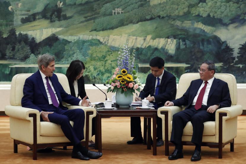Utusan Khusus Presiden AS untuk Iklim John Kerry, kiri, dan Perdana Menteri China Li Qiang, kanan, menghadiri pertemuan di Aula Besar Rakyat di Beijing Selasa, 18 Juli 2023.
