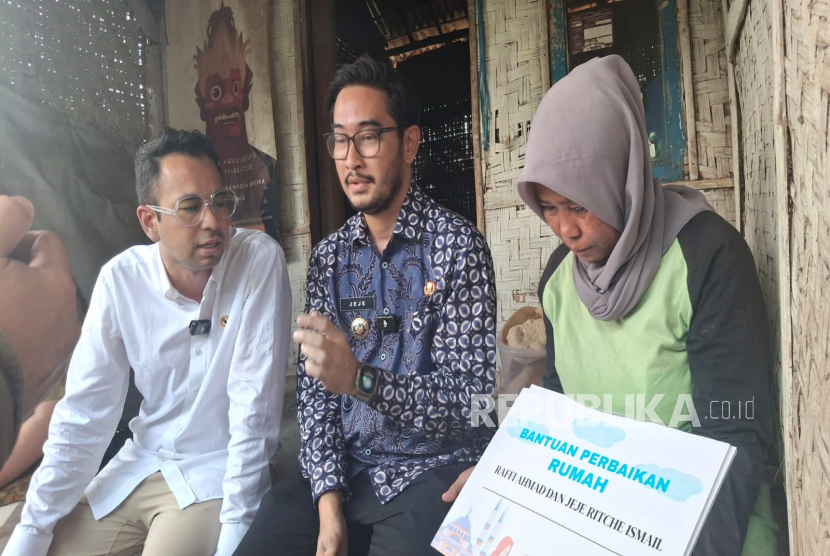 Utusan Khusus Presiden Bidang Pembinaan Generasi Muda dan Pekerja Seni, Raffi Ahmad dan Bupati Bandung Barat Mengunjungi Rumah Wiwin, Warga Kampung Cihampelas, RT 05/01, Desa Kertamulya, Kecamatan Padalarang, KBB 
