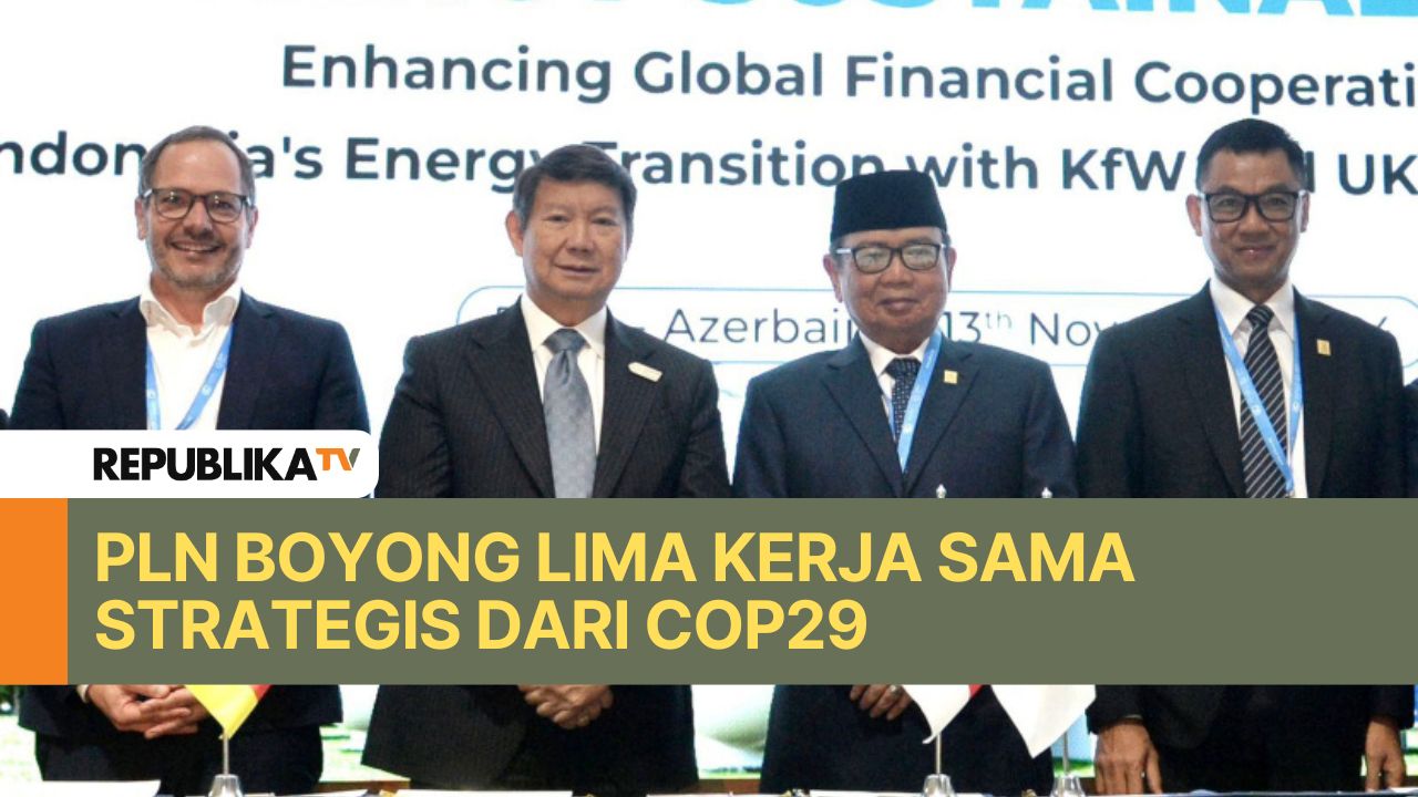 Utusan Khusus Presiden Republik Indonesia dalam COP29, Hashim Djojohadikusumo (kedua dari kiri) berfoto bersama Komisaris Utama PLN, Burhanuddin Abdullah (kedua dari kanan), Direktur Utama PLN, Darmawan Prasodjo (kanan), dan Chief of Sustainability Officer Kreditanstalt für Wiederaufbau (KfW), Jürgen Kern pada acara Penandatanganan MoU yang bertajuk Leading the Charge: Strategic Partnership to Catalyze Decarbonization di Baku, Azerbaijan, Rabu (13/11/2024). Dirut PLN menegaskan bahwa kesepakatan penting ini merupakan bukti komitmen penuh PLN dalam menjalankan transisi energi melalui kolaborasi global.