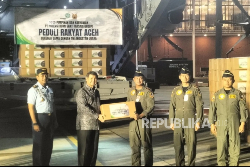 Utusan Khusus Presiden untuk Energi dan Lingkungan Hidup Hashim Djojohadikusumo (kedua kiri), Kepala Staf TNI Angkatan Udara Marsekal TNI Mohamad Tonny Harjono (paling kiri) saat proses pengiriman logistik korban bencana di Sumatera, Kamis (11/12/2025).